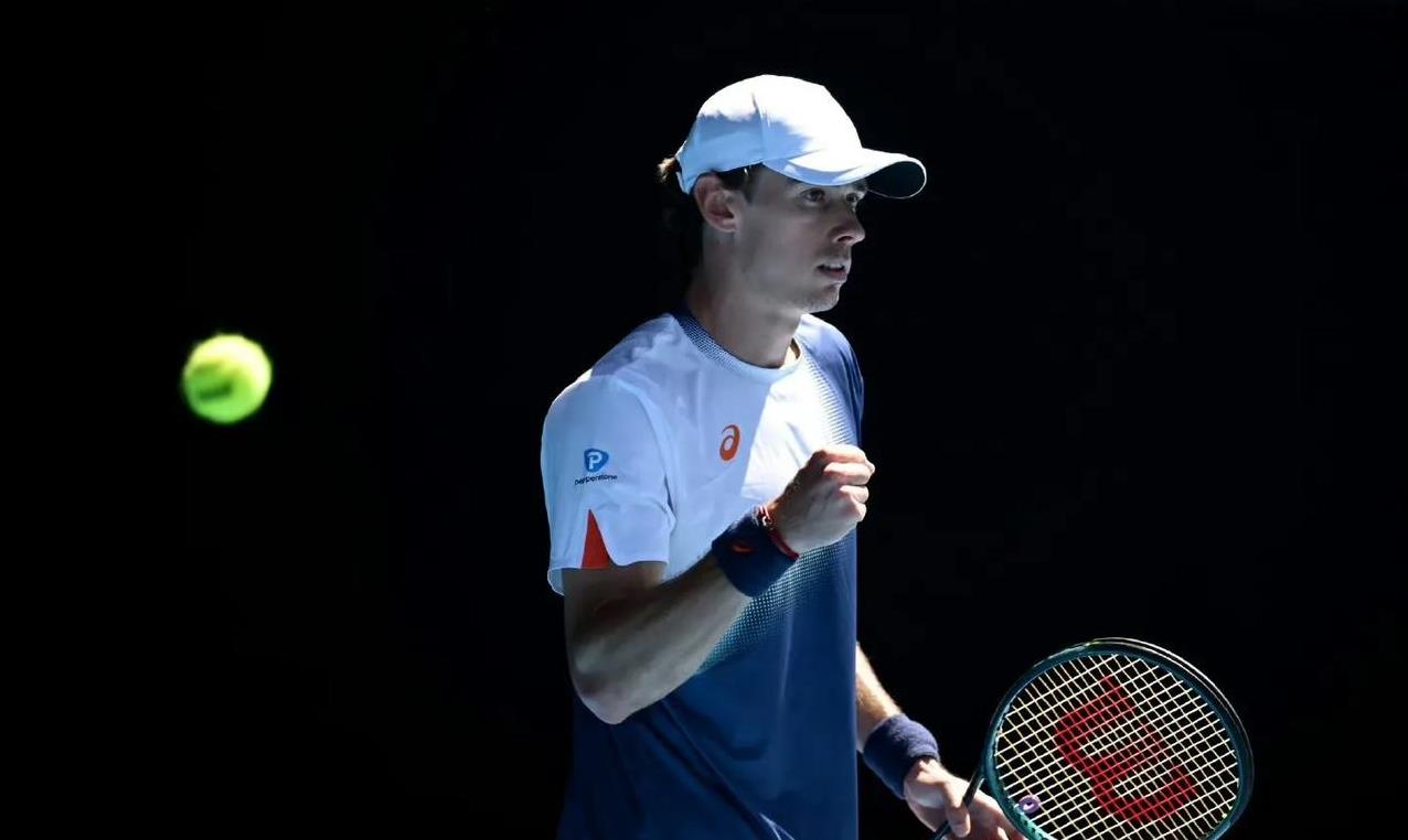 费德勒重返赛场，表现优异首场状态出色，美国队观众沸腾！